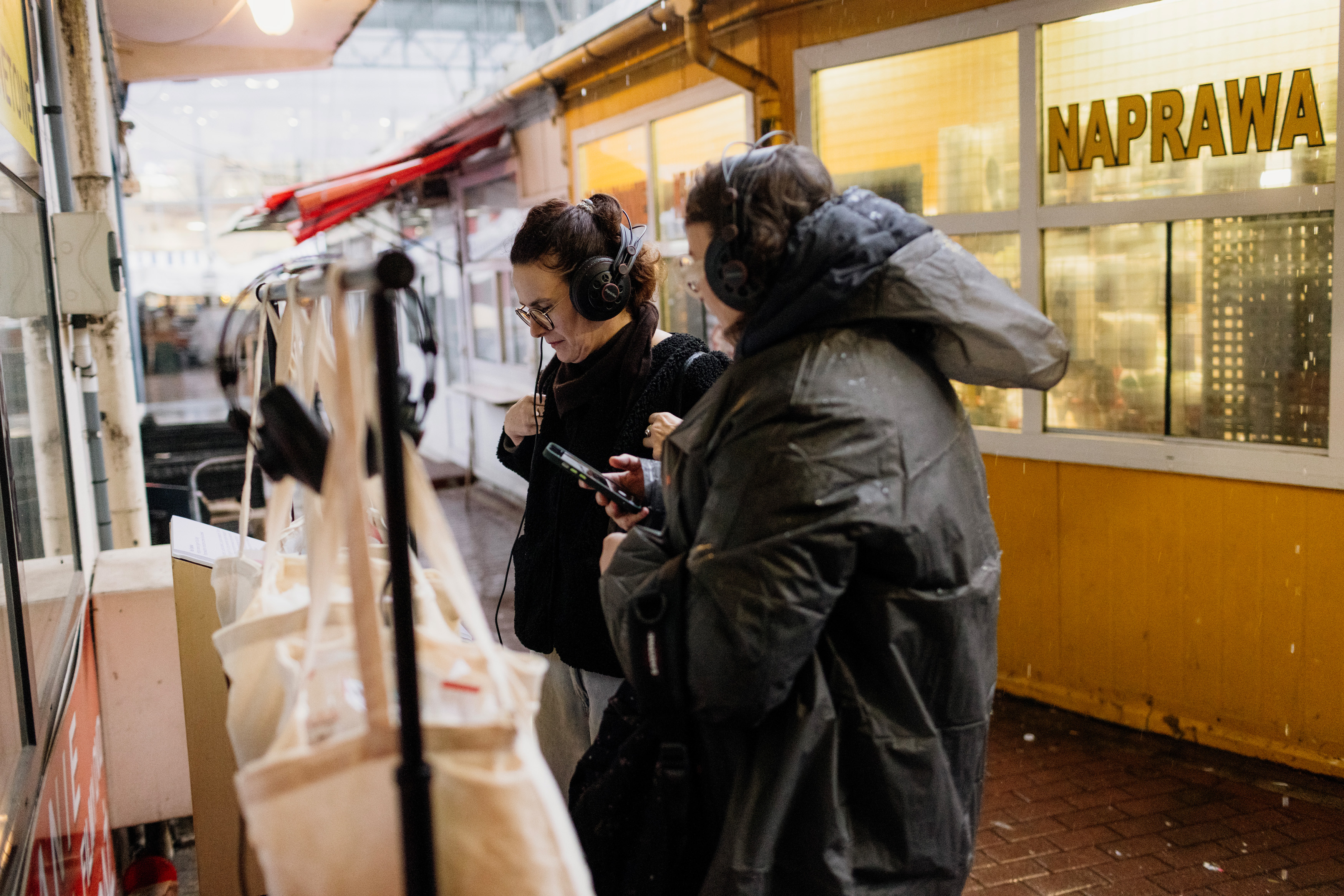 Głosy Grochowa → instalacja dźwiękowa na Bazarze Szembeka